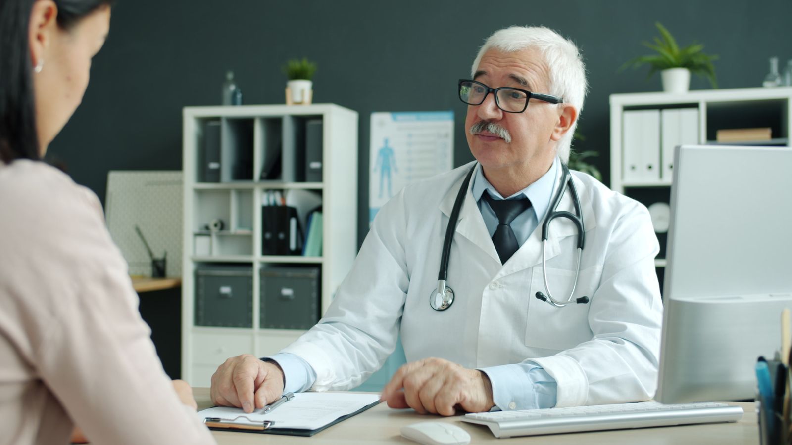 Siapa Saja Dokter di MIO Clinic dan Apa Fokus Masing-Masing? Panduan Sebelum Konsultasi di Gangnam